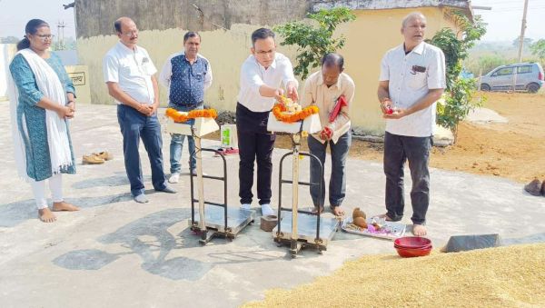 धान व कांटा बाट की पूजा कर कलेक्टर ने धान खरीदी का किया शुभारंभ