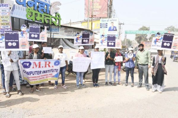 पोस्टर-बैनर से विद्यार्थियों ने राहगीरों से की मतदान की अपील