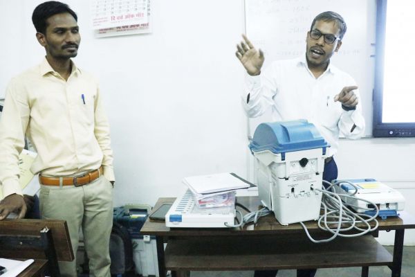 कलेक्टर ने मतदान दलों के प्रशिक्षण का किया अवलोकन