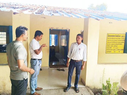 प्रेक्षक और पुलिस आब्जर्वर ने किया मतदान केंद्रों-थाने का निरीक्षण