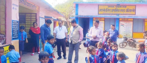 संगवारी मतदान केंद्र की ली जानकारी  यहां सबकुछ महिलाओं के जिम्मे