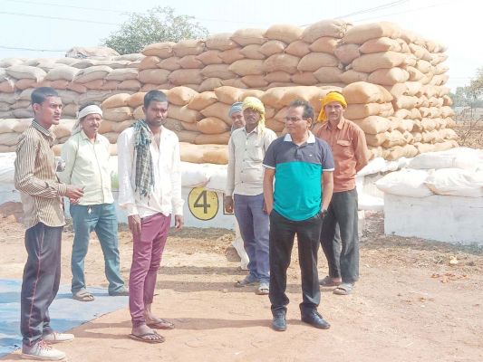 जेवरा और नांदघाट में धान खरीदी पर कलेक्टर ने किसानों से की बात 