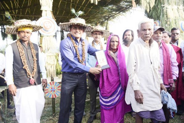 बैगा आदिवासियों ने पारंपरिक लोकनृत्य हुडक़ा-हुडक़ी से दिया मतदाता जागरूकता का संदेश 