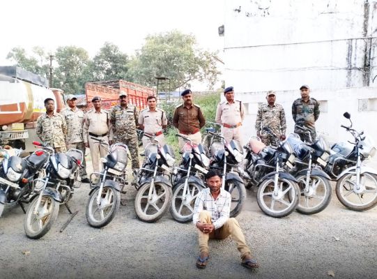 चोरी की 10 बाइक बरामद, गिरफ्तार
