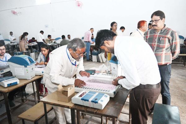 तीन दिनों में ईवीएम, वीवीपैड की कमीशनिंग प्रक्रिया पूरी हुई     