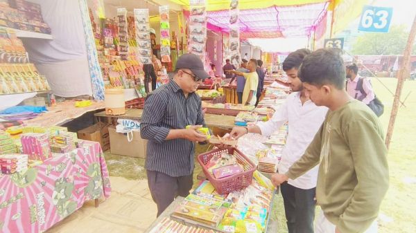 म्युनिसिपल स्कूल में सजी पटाखा की दुकानें