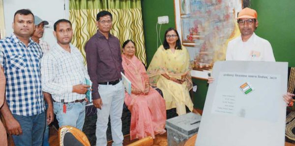 80 साल से अधिक के बुजुर्गों ने घर में डाले वोट