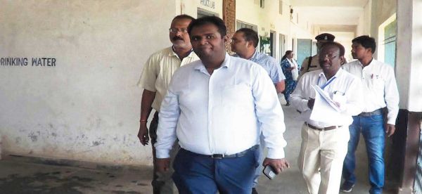 प्रेक्षकों ने किया मतदान केंद्रों का निरीक्षण