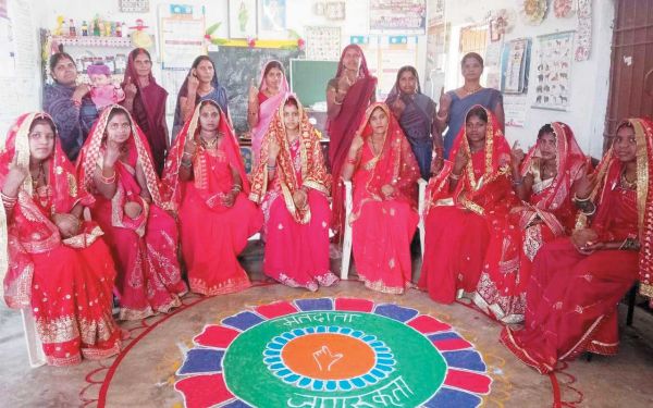 नवविवाहिता का सम्मान व स्लोगन लेखन, मतदाता एप्प के बारे में दी जानकारी