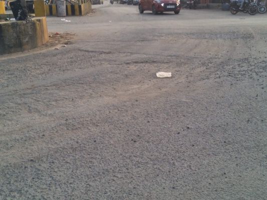सडक़ उखड़ी, हादसे की आशंका