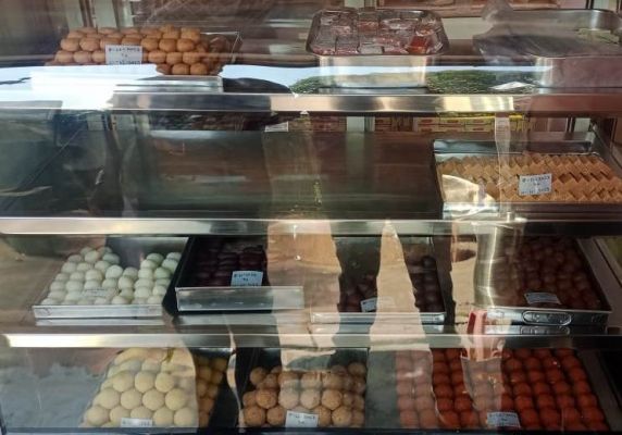 मिलावटी खाद्य पदार्थ रोकने होटलों-किराना दुकानों में छापा, 3 कारोबारियों को नोटिस