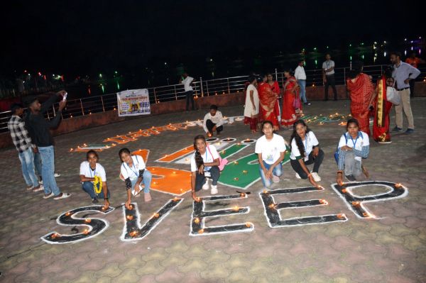 दीपदान महोत्सव, भीमा तालाब में 1111 दीप प्रज्वलित कर मतदाता जागरूकता का दिया संदेश