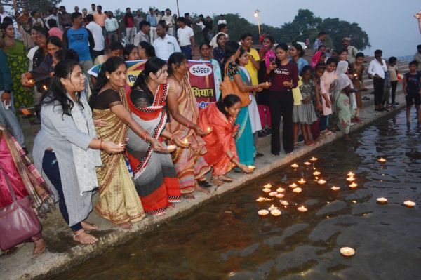 मतदान जागरूकता के दीपों से जगमगाया शिवरीनारायण का महानदी घाट