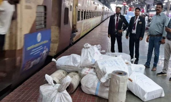दो ट्रेनों से बिना बुकिंग लादे गए 84 पार्सल जब्त, किसी ने दावा नहीं किया  