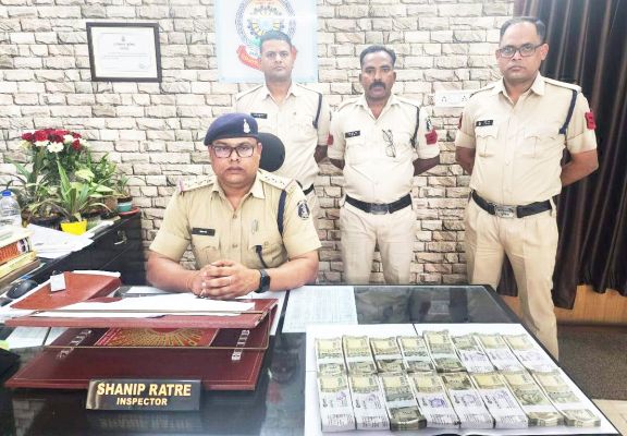 कार  से 8 लाख कैश जब्त