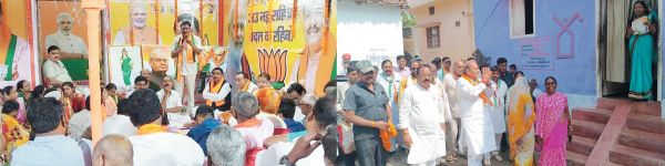 प्रत्याशियों का डोर टू डोर जनसंपर्क