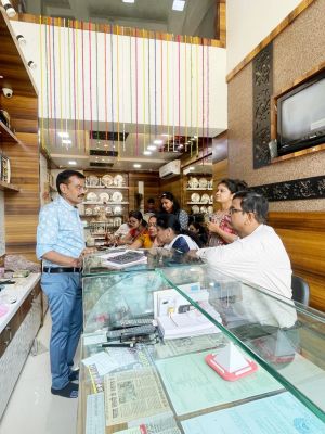 धनतेरस पर बाजार में रौनक , जमकर बरसा धन, कारोबारियों के चेहरे खिले