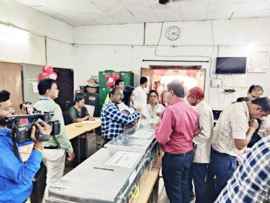 1801 अफसर-कर्मचारी ने डाक मतपत्र से किया मतदान 