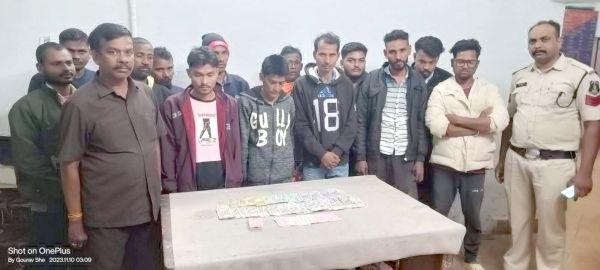 शमशान घाट में जुआ खेलते  दर्जनभर जुआरी पकड़ाए