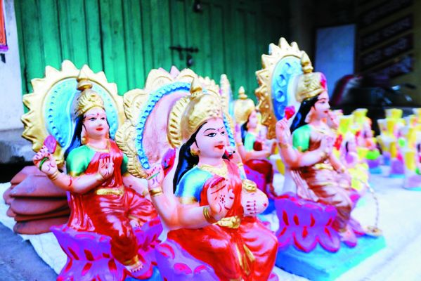 कल जगह-जगह व घरों में  होगी मां लक्ष्मी की पूजा