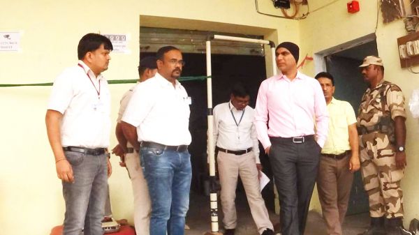 प्रेक्षकों ने ईवीएम कमीशनिंग के बाद सीलिंग कार्यों का किया निरीक्षण