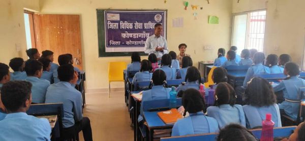 राष्ट्रीय विधिक सेवा दिवस पर आत्मानंद स्कूल में विशेष शिविर
