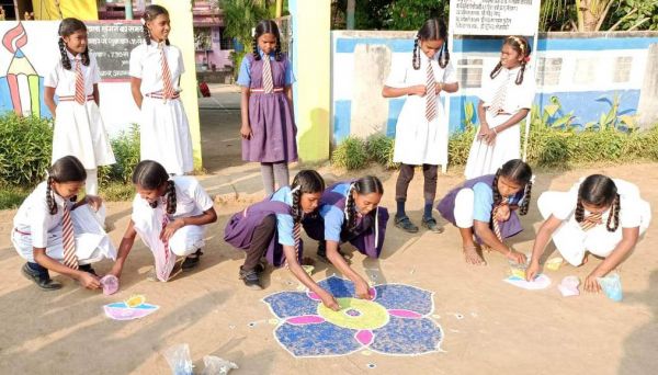 स्कूली बच्चों ने हर्ष और उल्लास के साथ मनाया दीपोत्सव