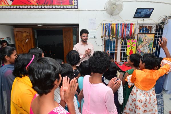 कलेक्टर ने सपरिवार बालगृह के बच्चों संग मनाया दीप उत्सव, बांटी मिठाइयां व पटाखे