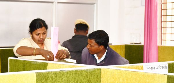 डाक मतपत्र से कर्मियों  ने किया मतदान