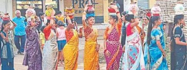 दिवाली पर बाजार में जमकर बरसा धन, देर रात तक होती रही आतिशबाजी, पुलिस रही सतर्क 