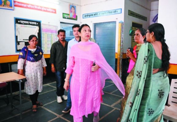 प्रेक्षक ने छुरा तहसील के विभिन्न मतदान केन्द्रों का किया निरीक्षण