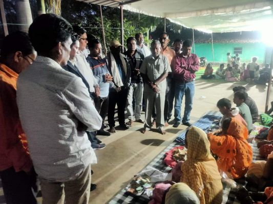 चुनाव कार्य से लौटते हादसे में दिवंगत शिक्षकों को दी सहयोग राशि
