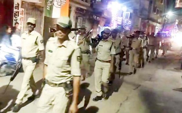 शांतिपूर्ण मतदान को लेकर  पुलिस का फ्लैग मार्च