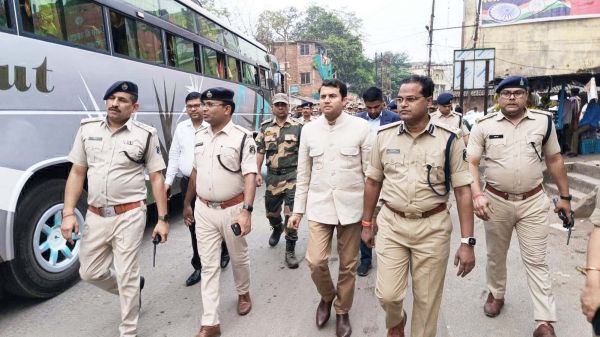 कलेक्टर व एसएसपी ने पैरामिलिट्री फोर्स के साथ किया फ्लैग मार्च