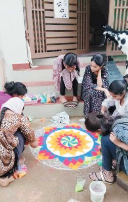 मुस्लिम बेटियों ने रंगोली को दिया आकार