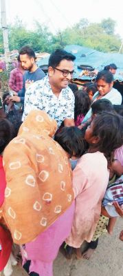 समाजसेवी ने जरूरतमंद बच्चों को बांटे कपड़े, मिठाई व पटाखे