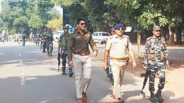 पुलिस ने पैरामिलिट्री फोर्स संग मिलकर निकाला फ्लैग मार्च, निडर होकर मतदान की अपील