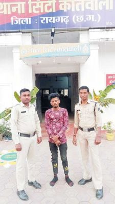 धारदार हथियार लहराते युवक पकड़ाया