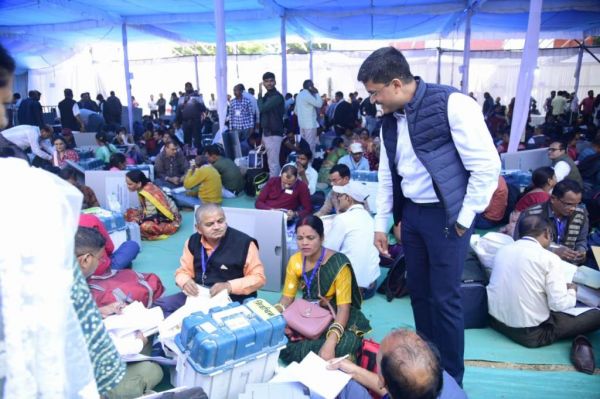 जिले के मतदान दलों को सामग्री का वितरण जारी