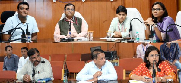 प्रेक्षकों की मौजूदगी में मतदान दलों व माइक्रो आब्जर्वर का अंतिम रेण्डमाइजेशन
