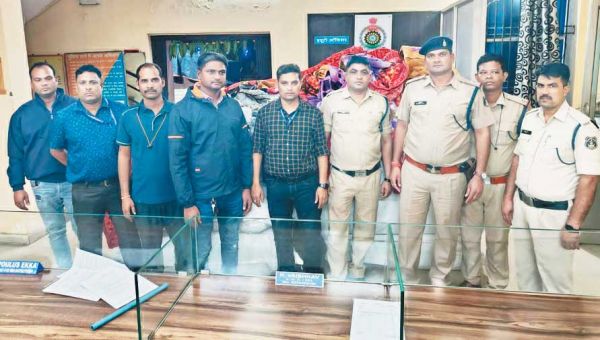 चुनाव में खपाने सैकड़ों कंबल जब्त