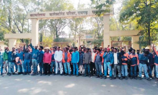 जेएसपीएल के ठेका कामगारों ने मजदूरी भुगतान को लेकर कलेक्टर से की कंपनी की शिकायत