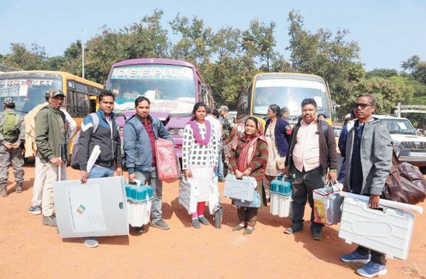 मतदान दल मतदान केन्द्रों के लिए हुए रवाना