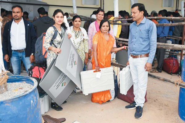 चाक-चौबंद सुरक्षा व्यवस्था के बीच मतदान दल रवाना