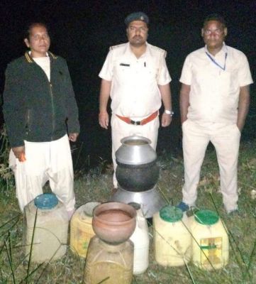 180 लीटर महुआ शराब व 150 किलो महुआ लाहन जब्त