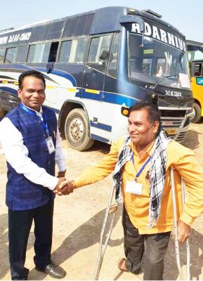 कलेक्टर एल्मा ने दिव्यांग मतदान कर्मी का बढ़ाया हौसला 