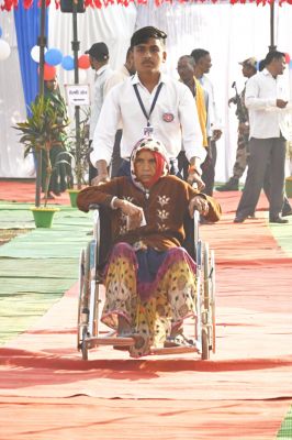 लोकतंत्र के महापर्व में बुजुर्ग, दिव्यांग मतदाताओं सहित नये मतदाताओं ने उत्साह के साथ लिया हिस्सा