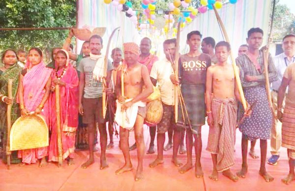 विशेष पिछड़ी कमार जनजाति के मतदाताओं में भारी उत्साह, ली सेल्फी