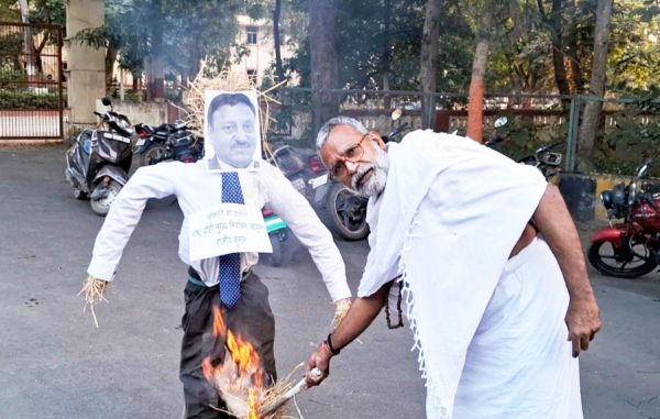 निर्दलीय प्रत्याशी राधेश्याम शर्मा ने किया मुख्य निर्वाचन अधिकारी का पुतला दहन
