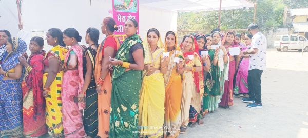 युवा और महिला मतदाताओं  में उत्साह, लंबी कतार 